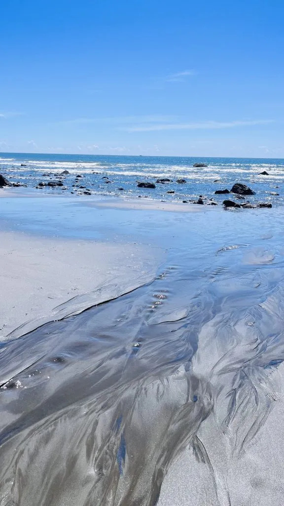 踩著柔軟黑沙,享受東海岸最純粹的療癒時光